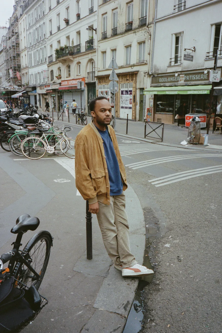 Alexandre Desane dans une rue parisienne