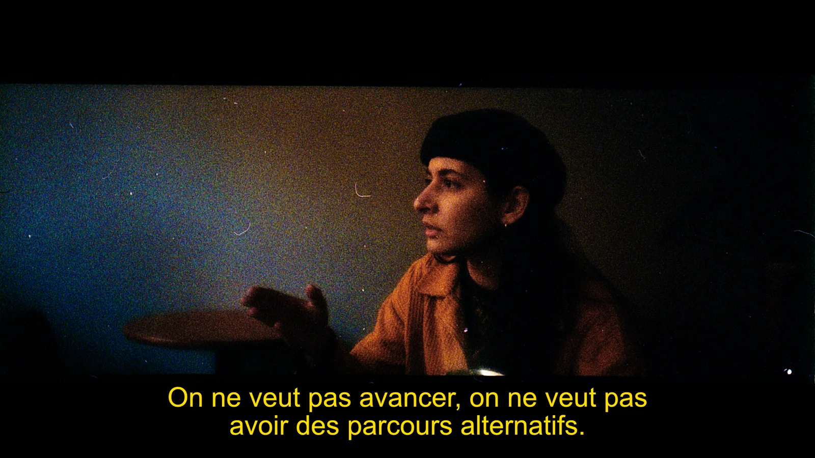 Senem Günes, de profil, avec une citation à l'écran